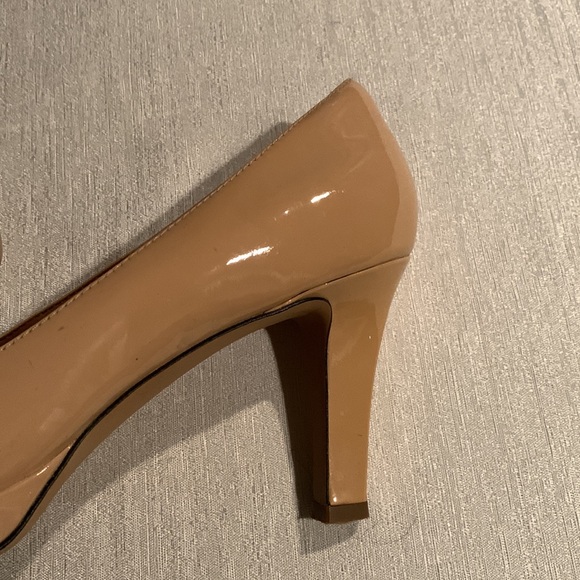 Clarks Nude Tan Color Pumps Gorgeous Slip On Style Size 11 Gently Used - Picture 4 of 15